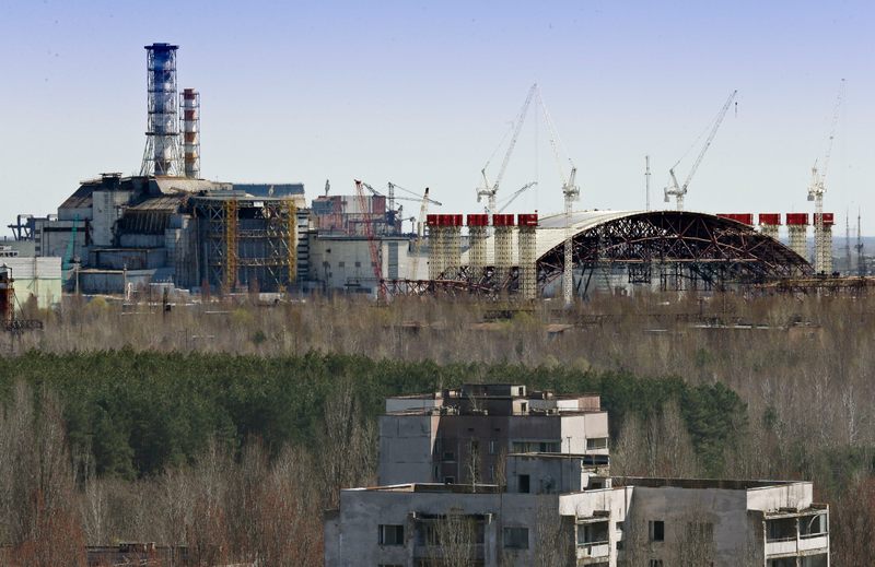 Illustration for article titled This Massive Steel Structure Will Entomb Chernobyl's Reactor 4